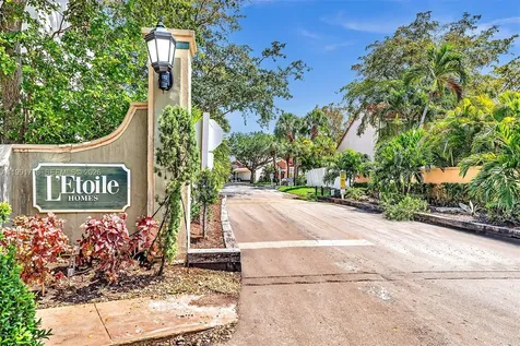 3085 N 36th Avenue Hollywood FL 33021