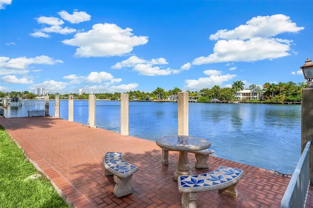 1047 S Southlake Drive Hollywood FL 33019