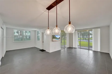 9330 Lagoon Place Davie FL 33324