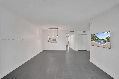 9330 Lagoon Place Davie FL 33324
