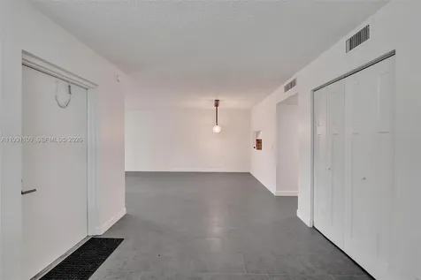 9330 Lagoon Place Davie FL 33324