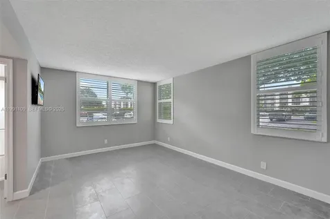 9330 Lagoon Place Davie FL 33324