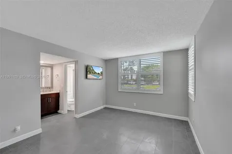9330 Lagoon Place Davie FL 33324