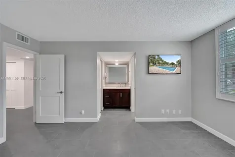 9330 Lagoon Place Davie FL 33324