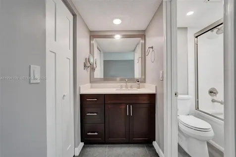 9330 Lagoon Place Davie FL 33324