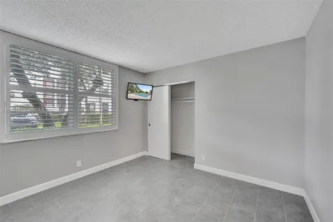 9330 Lagoon Place Davie FL 33324