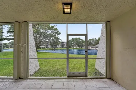 9330 Lagoon Place Davie FL 33324
