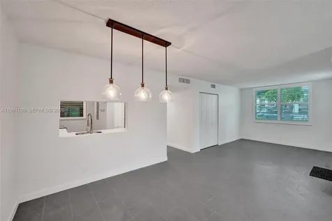 9330 Lagoon Place Davie FL 33324
