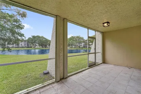 9330 Lagoon Place Davie FL 33324