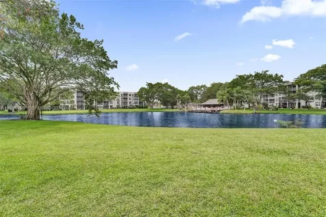 9330 Lagoon Place Davie FL 33324