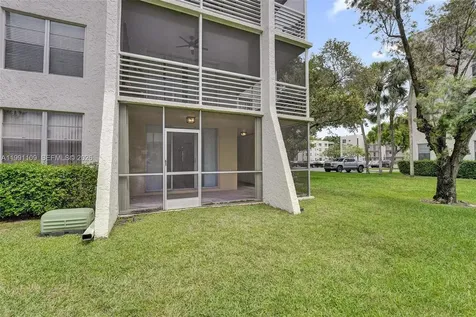 9330 Lagoon Place Davie FL 33324