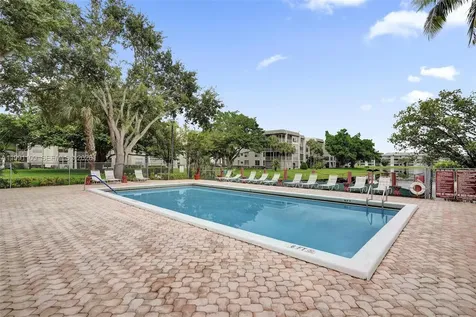 9330 Lagoon Place Davie FL 33324