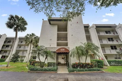 9330 Lagoon Place Davie FL 33324