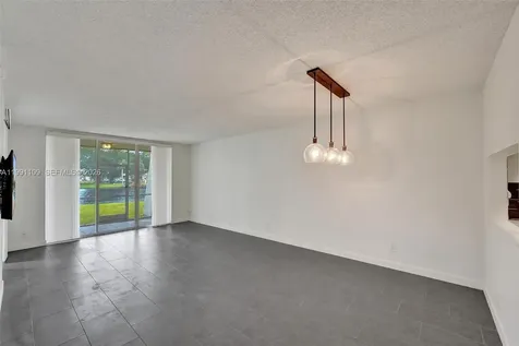 9330 Lagoon Place Davie FL 33324