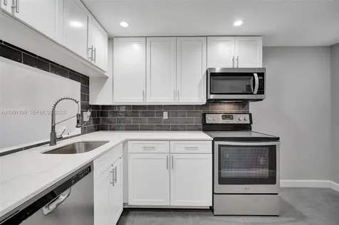 9330 Lagoon Place Davie FL 33324