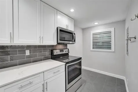 9330 Lagoon Place Davie FL 33324
