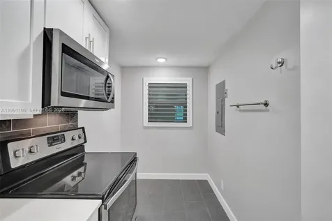 9330 Lagoon Place Davie FL 33324