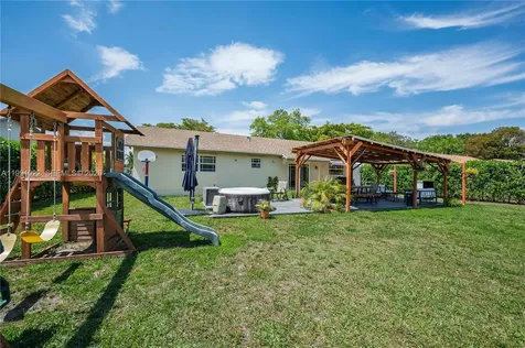 401 NW 83rd Way Pembroke Pines FL 33024