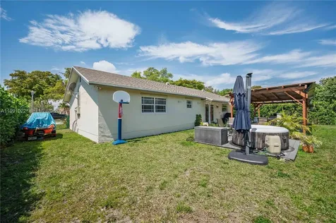 401 NW 83rd Way Pembroke Pines FL 33024