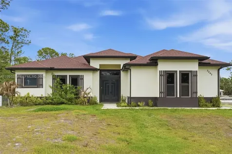 3043 18 Naples FL 34120