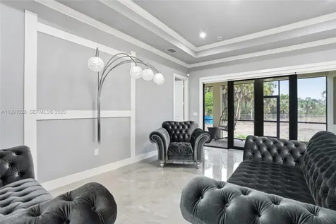 3043 18 Naples FL 34120