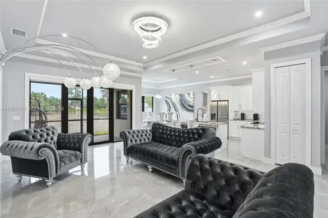 3043 18 Naples FL 34120