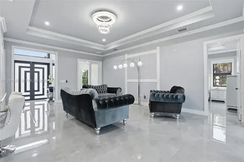 3043 18 Naples FL 34120