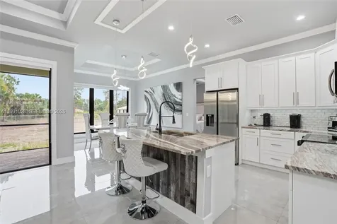 3043 18 Naples FL 34120