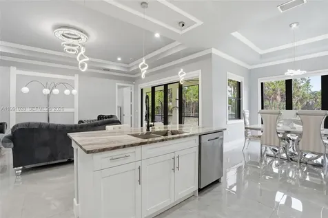 3043 18 Naples FL 34120