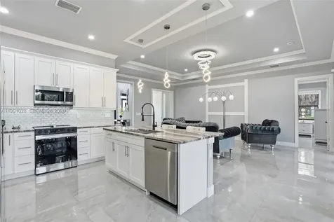 3043 18 Naples FL 34120