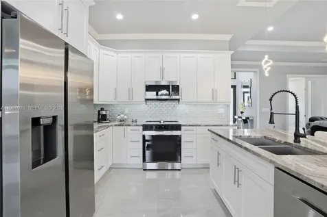 3043 18 Naples FL 34120