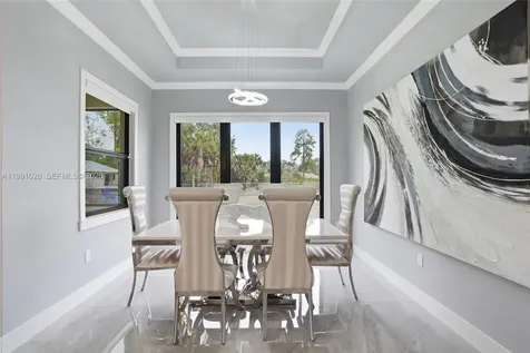 3043 18 Naples FL 34120