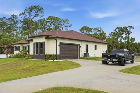 3043 18 Naples FL 34120