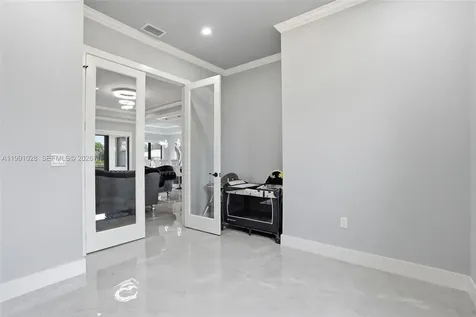 3043 18 Naples FL 34120