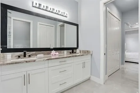 3043 18 Naples FL 34120