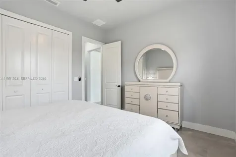 3043 18 Naples FL 34120