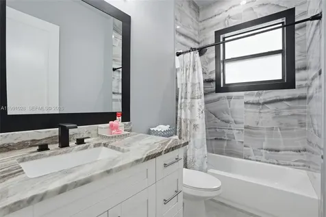 3043 18 Naples FL 34120