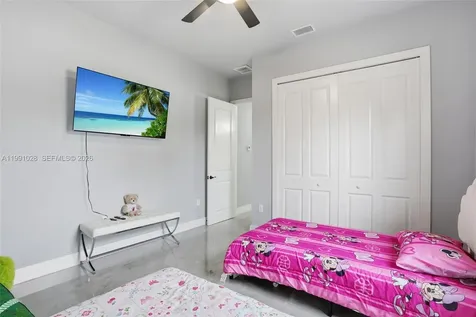3043 18 Naples FL 34120