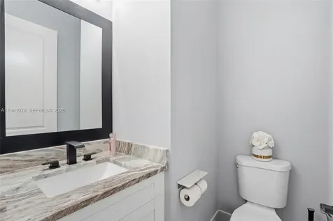 3043 18 Naples FL 34120