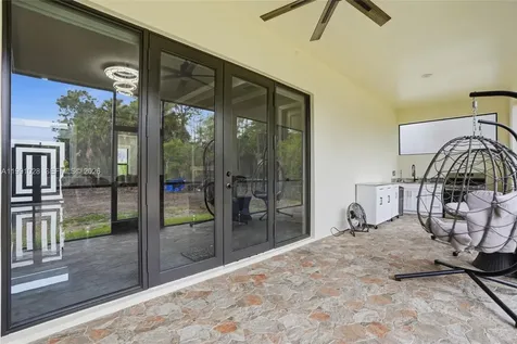 3043 18 Naples FL 34120