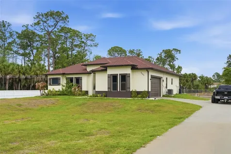 3043 18 Naples FL 34120