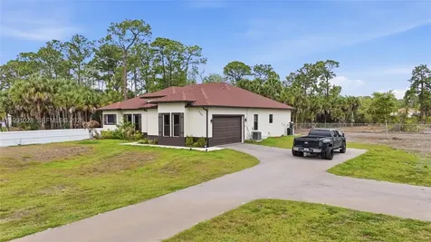 3043 18 Naples FL 34120