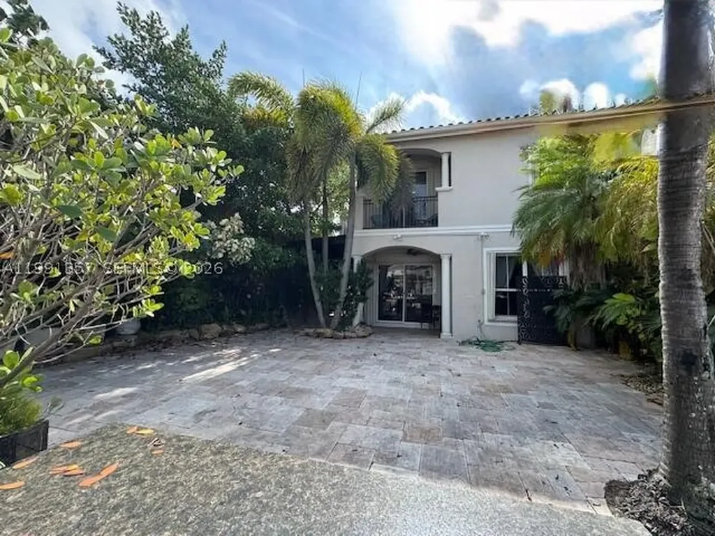 949 N Harbor View N Hollywood FL 33019