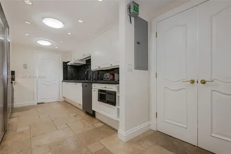 600 Grapetree Drive Key Biscayne FL 33149
