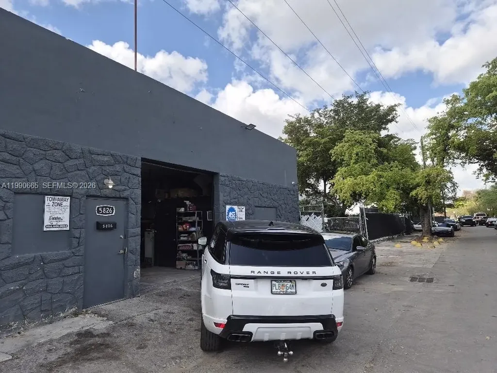 5824 Dewey Street Hollywood FL 33023