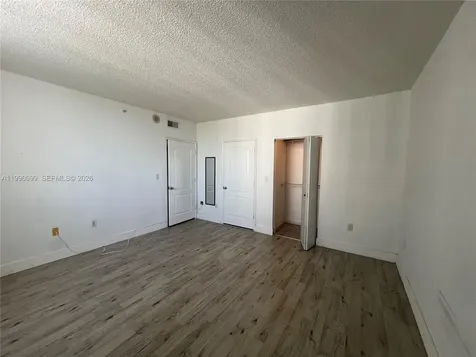 5091 NW 7th Street Miami FL 33126