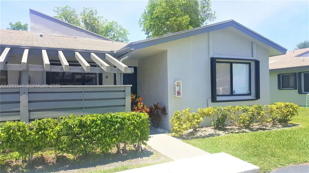 453 Lakeview Drive Weston FL 33326