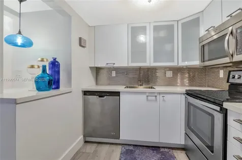 2600 Collins Avenue Miami Beach FL 33140