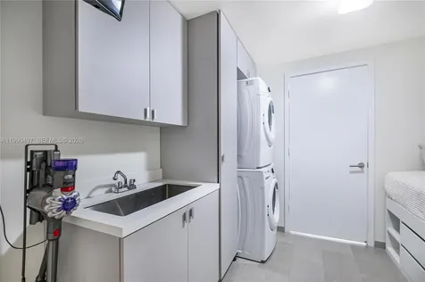 68 SE 6th Street Miami FL 33131