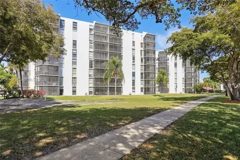 3101 N Country Club Drive Aventura FL 33180